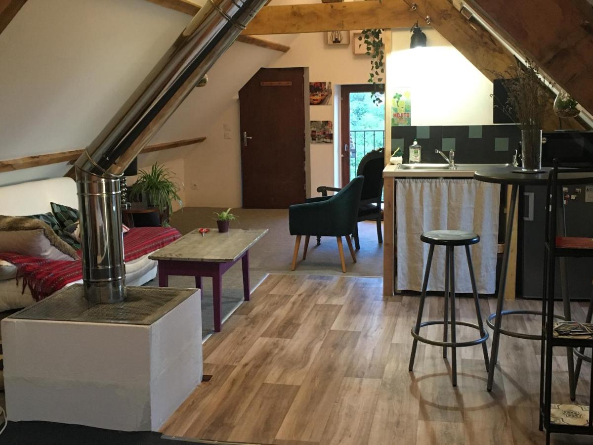 Chez Fred Avec Vue Sur Le Chateau Angles-sur-l'Anglin Экстерьер фото